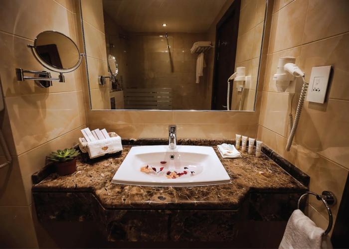 Seven Roses Hotel