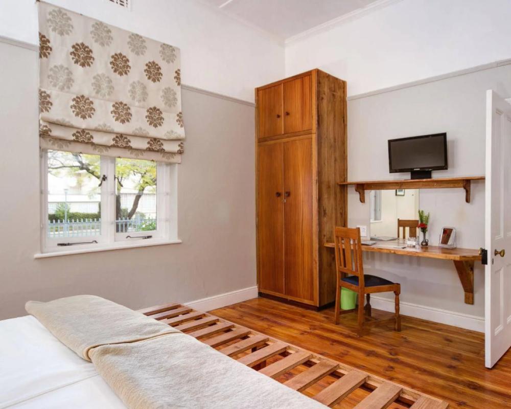 GUBAS DE HOEK meet eat sleep