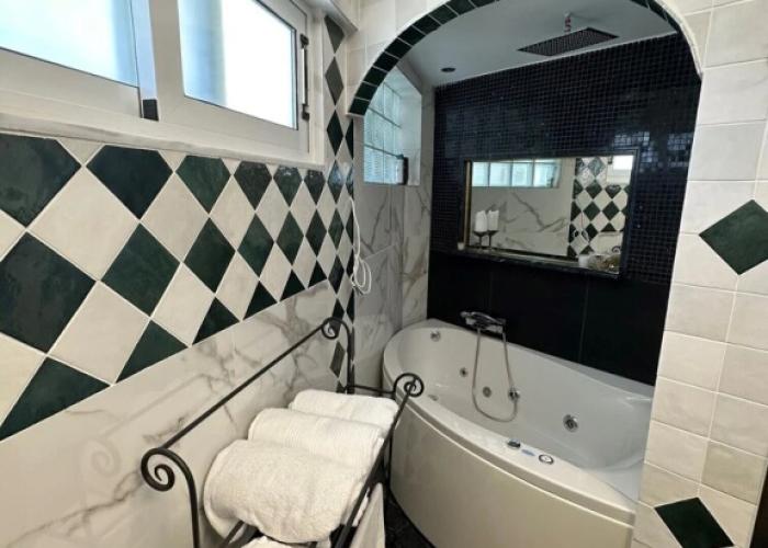 Luxurious 2-bed Seaside Apartment in Saronida