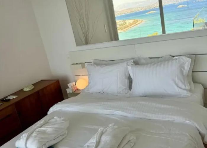 Luxurious 2-bed Seaside Apartment in Saronida