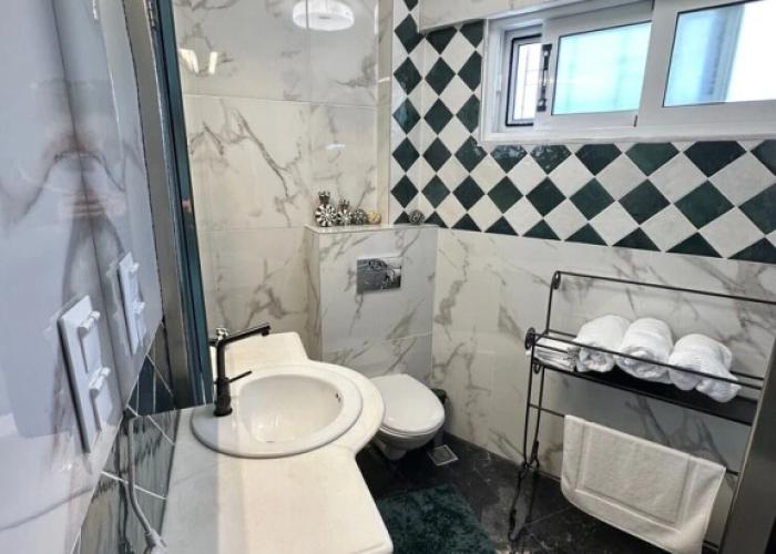 Luxurious 2-bed Seaside Apartment in Saronida