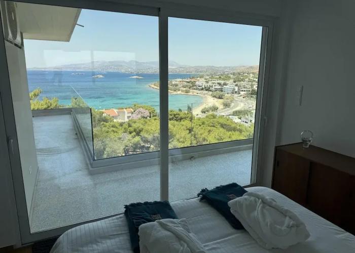 Luxurious 2-bed Seaside Apartment in Saronida