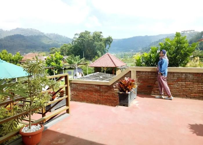 Bata Merah Guest House & Camping Ground