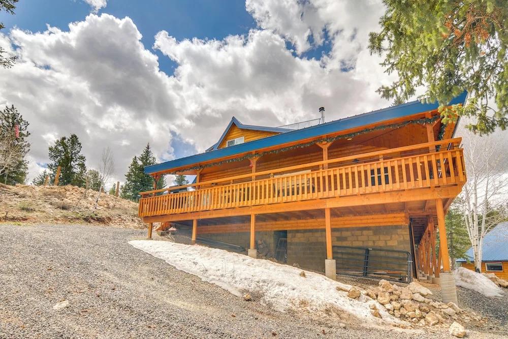 Inviting Utah Cabin w/ Spacious Deck + Fireplace!