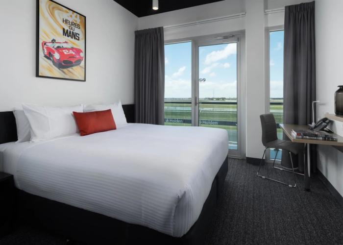 Rydges Pit Lane Hotel