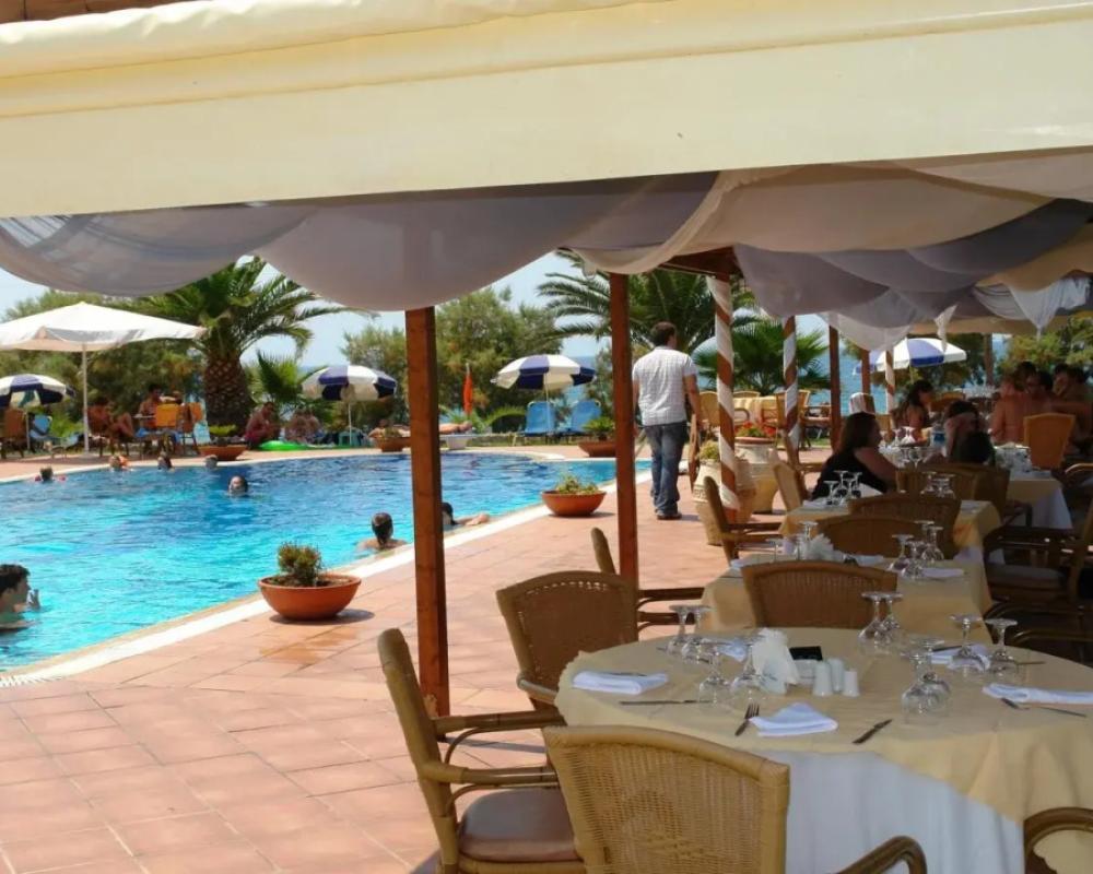 фото Oasis Hotel Kyparissia