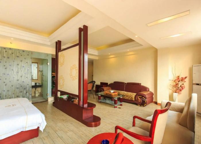 Tyrone Le Grand Large Hotel
