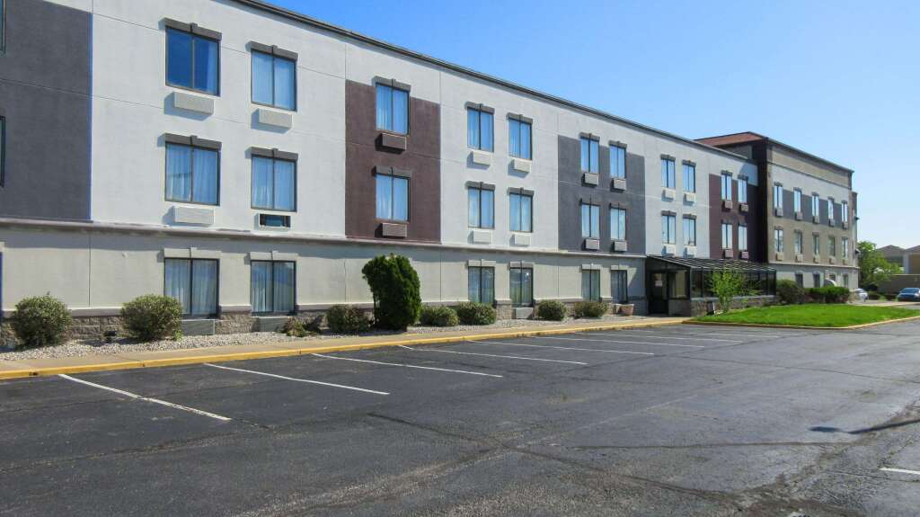 Clarion Pointe Evansville North