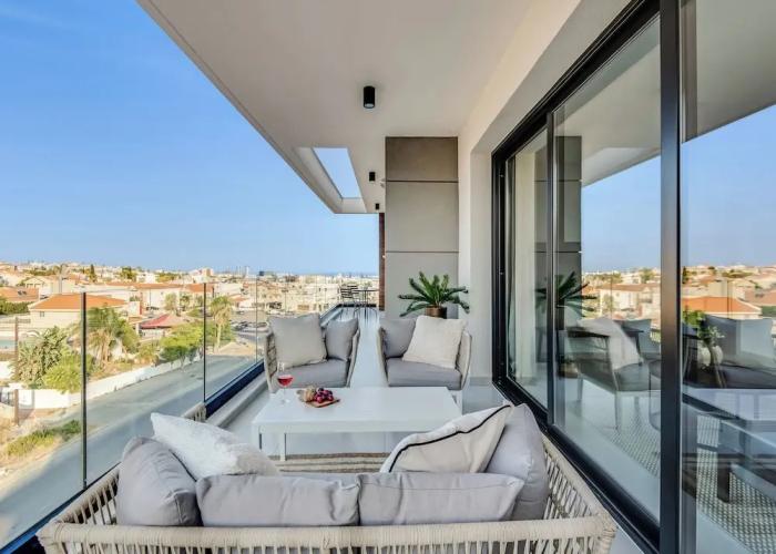 Sanders Elgio - Precious 3-bdr Apt With Balcony