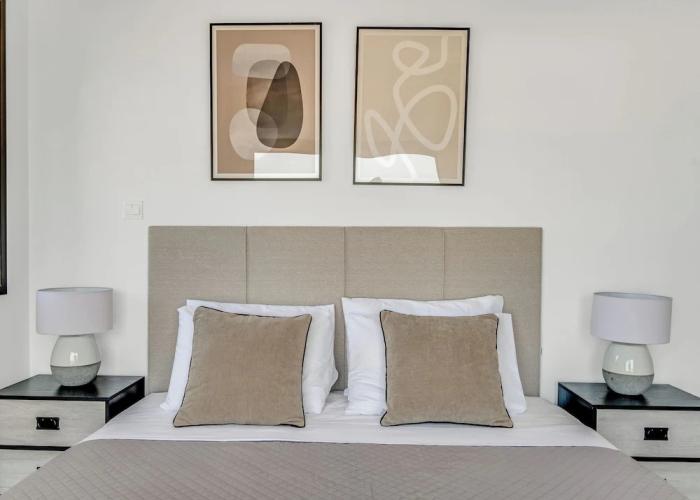 Sanders Elgio - Precious 3-bdr Apt With Balcony