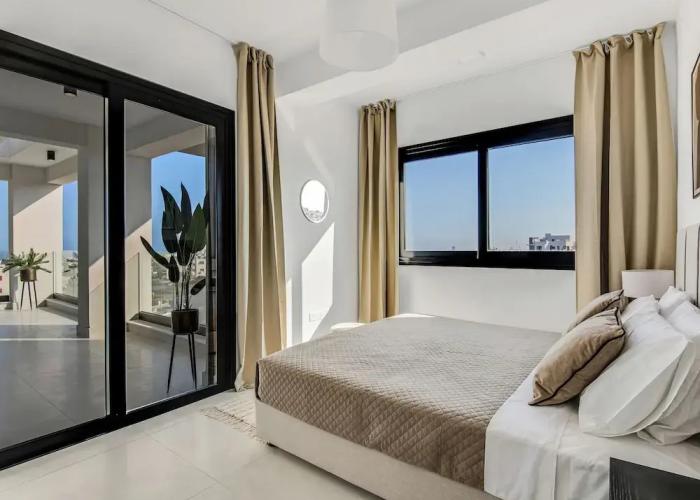 Sanders Elgio - Precious 3-bdr Apt With Balcony