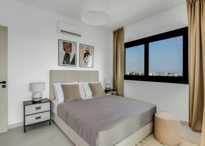 Sanders Elgio - Precious 3-bdr Apt With Balcony