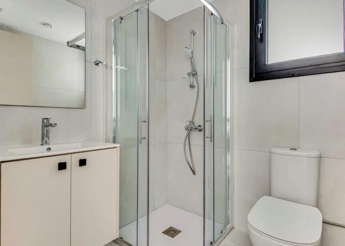 Sanders Elgio - Precious 3-bdr Apt With Balcony