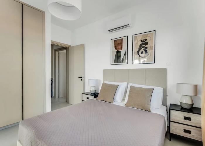 Sanders Elgio - Precious 3-bdr Apt With Balcony
