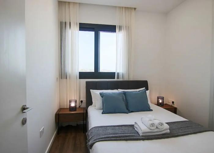 Phaedrus Living: Sea View Anna Residence 302