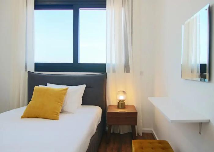 Phaedrus Living: Sea View Anna Residence 302