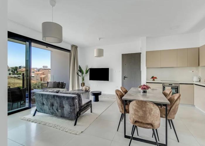 Sanders Elgio - Generous 2-bdr Apt w Balcony