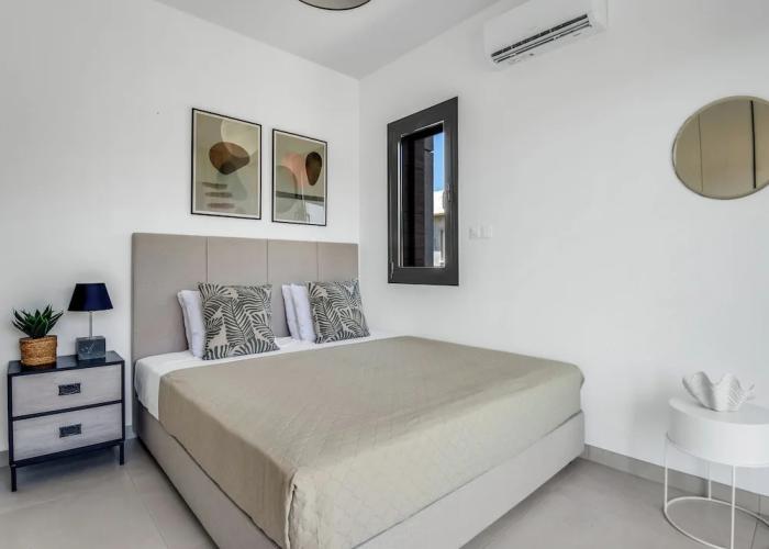 Sanders Elgio - Generous 2-bdr Apt w Balcony