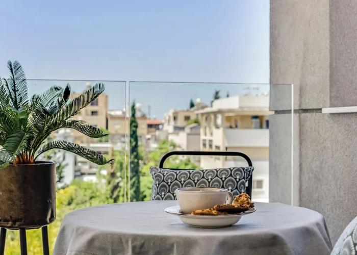Sanders Elgio - Generous 2-bdr Apt w Balcony