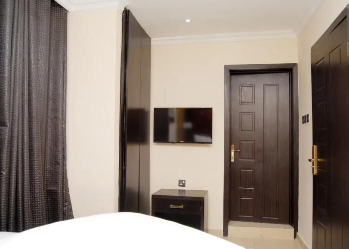 Kings Celia Hotel & Suites