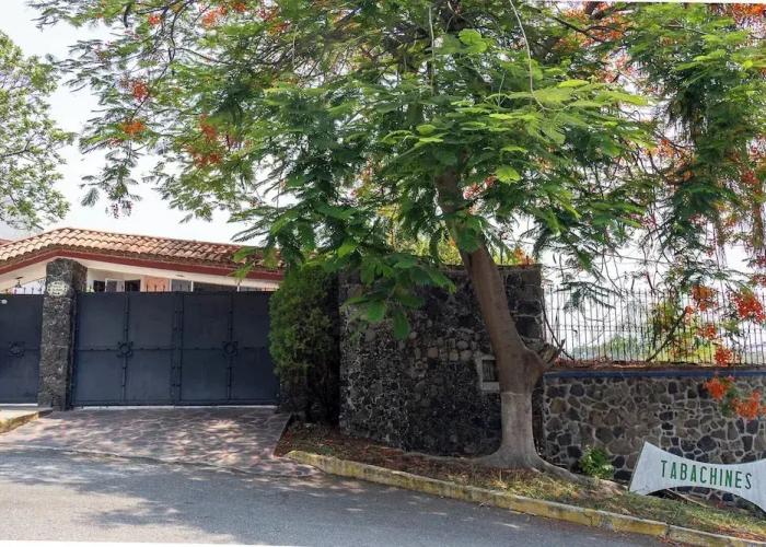 Spacious Cuernavaca House Pool Grill