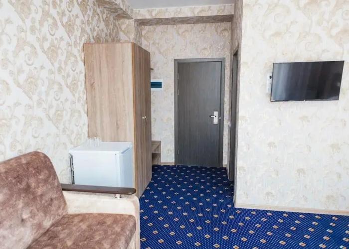 Revyu Hotel