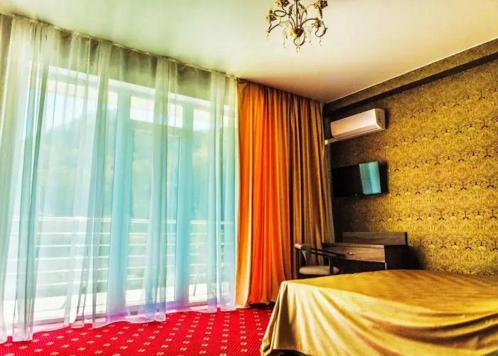 Revyu Hotel