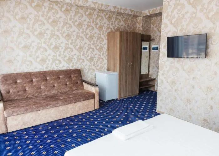 Revyu Hotel