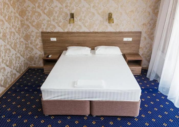 Revyu Hotel