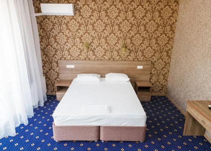 Revyu Hotel