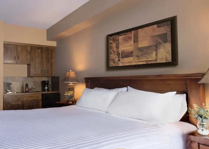 Glacier Mountaineer Lodge