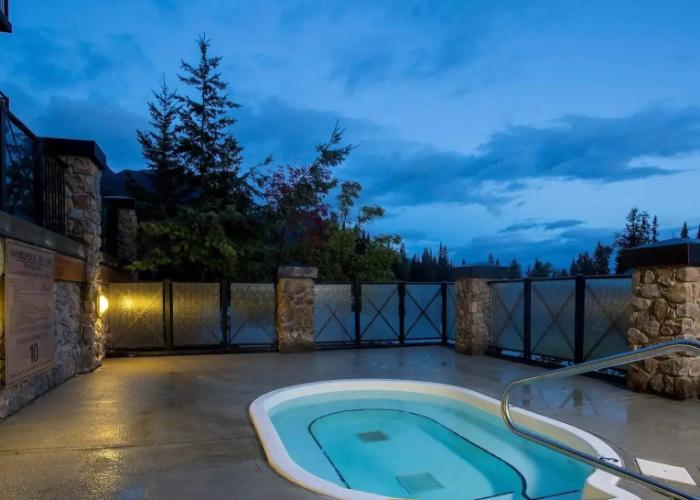 Glacier Mountaineer Lodge