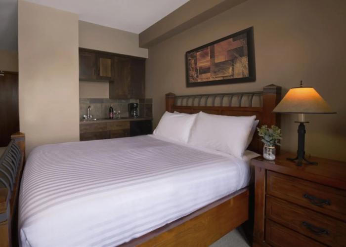 Glacier Mountaineer Lodge