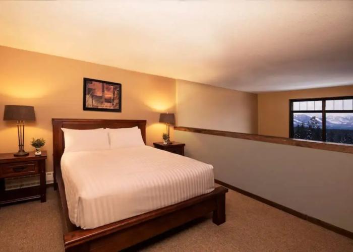 Glacier Mountaineer Lodge