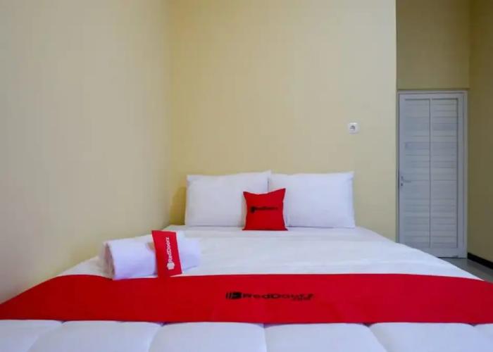 RedDoorz near Alun Alun Pati
