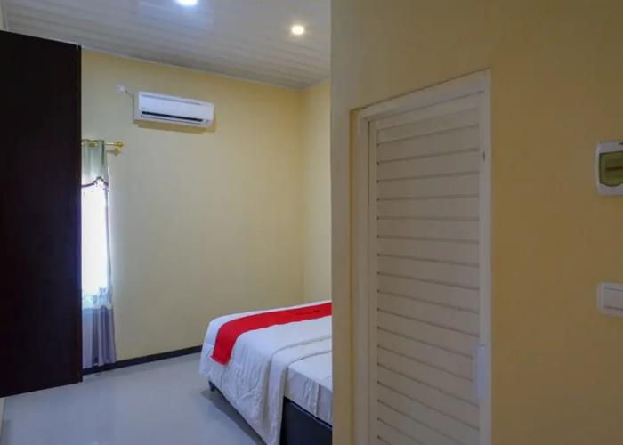 RedDoorz near Alun Alun Pati