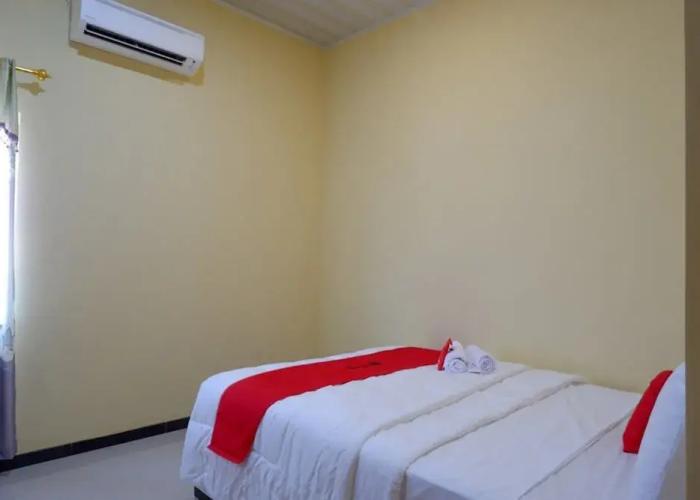 RedDoorz near Alun Alun Pati