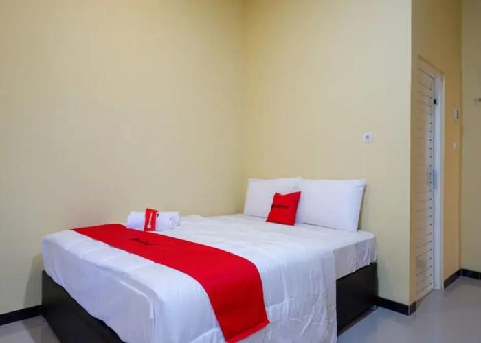 RedDoorz near Alun Alun Pati