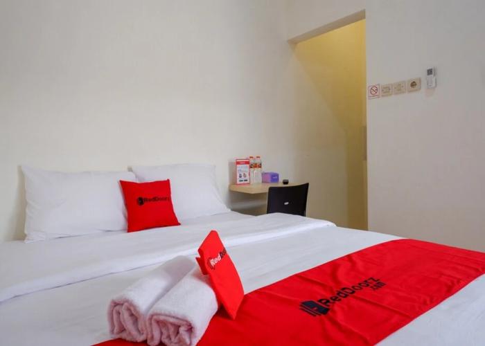RedDoorz near Alun Alun Kudus 2