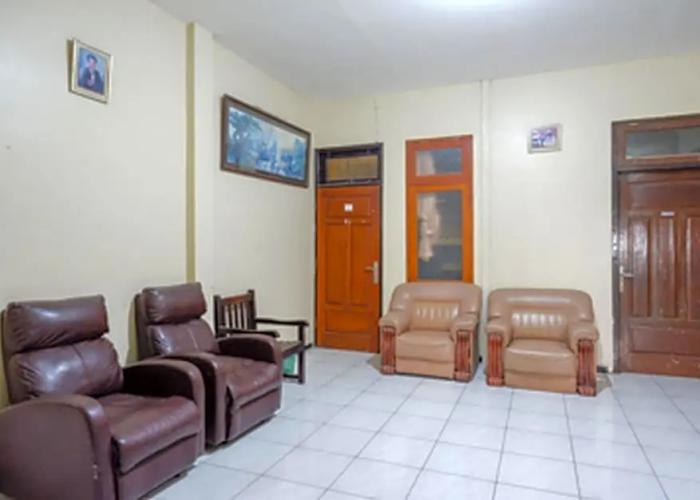 RedDoorz near Ahmad Yani Monument Park Kudus