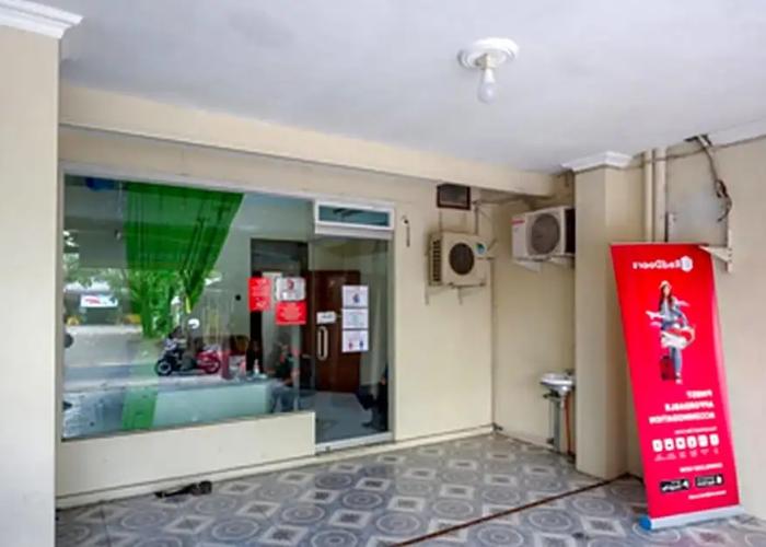 RedDoorz near Ahmad Yani Monument Park Kudus