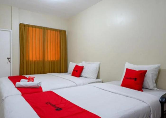 RedDoorz near Ahmad Yani Monument Park Kudus