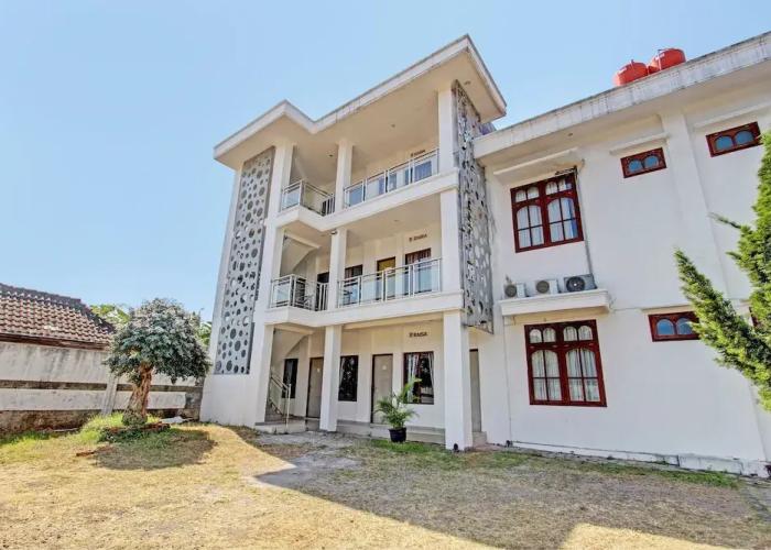 OYO 93011 Hotel Griya Lestari Pati 2