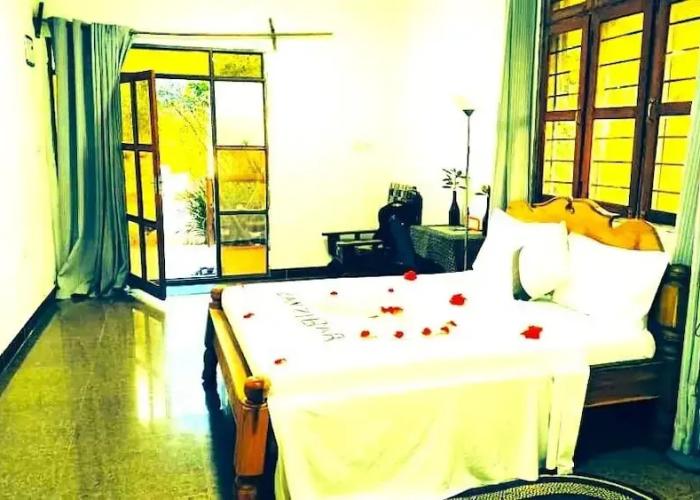 zanzllywood hotel and apartments