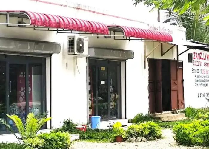 zanzllywood hotel and apartments
