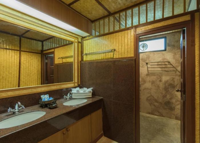 Coral Hotel Bangsaphan