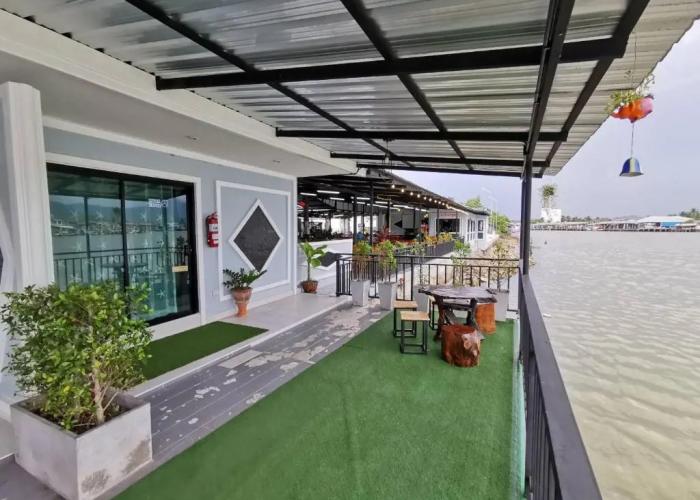 Chaiyai River Front Hotel