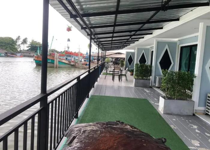 Chaiyai River Front Hotel