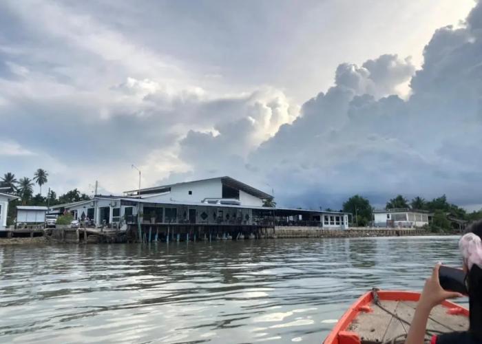 Chaiyai River Front Hotel