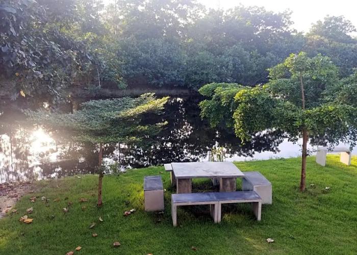Thipburee Riverside Hotel